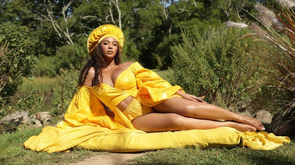 Beyonce porte une robe d’Adama Paris sur son dernier clip